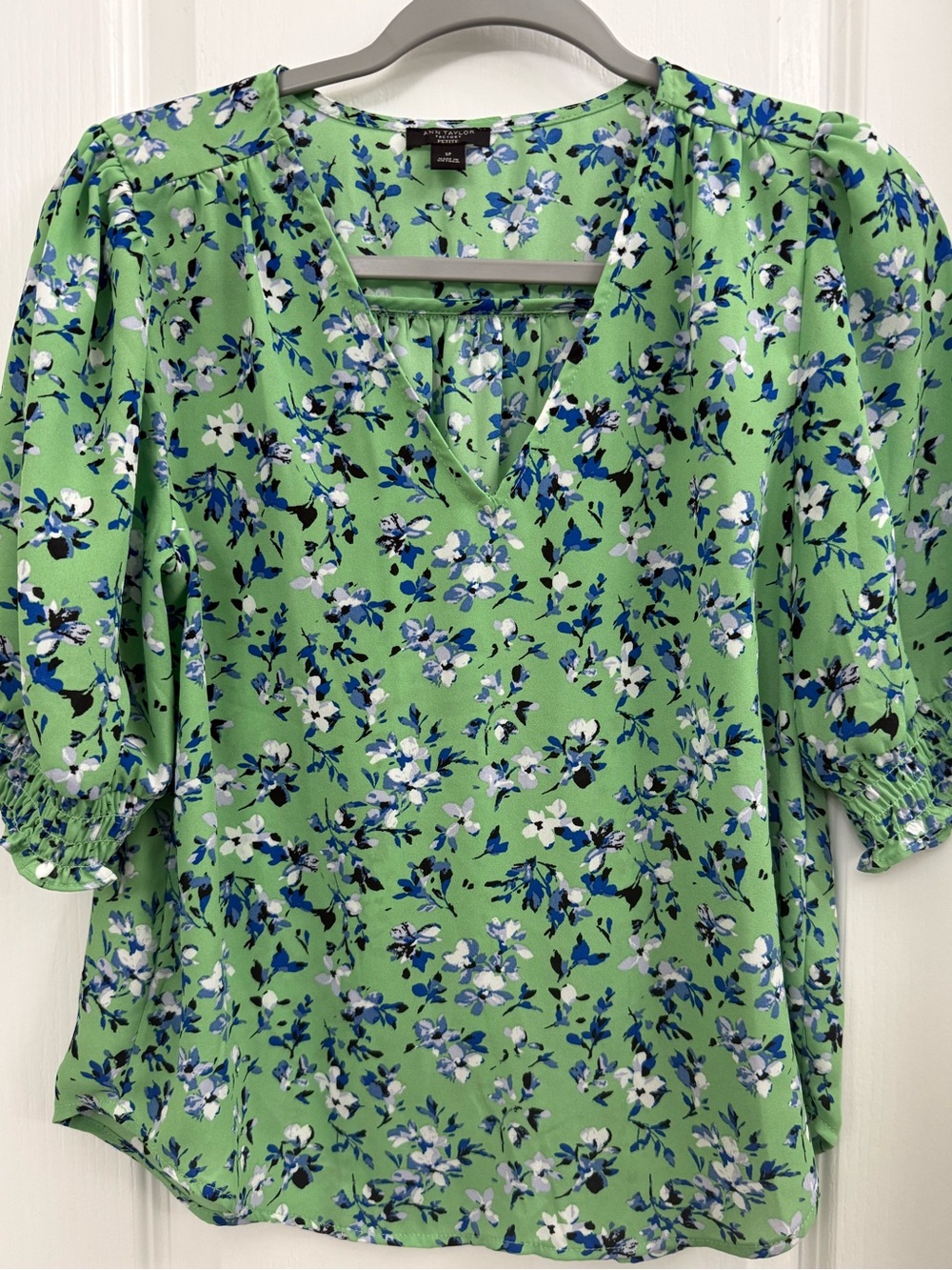 Ann Taylor Factory Green Floral V-Neck Puff Sleeve Top